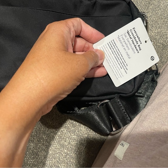 lululemon athletica everywhere crossbody bag metal hardware - Picture 3 of 3